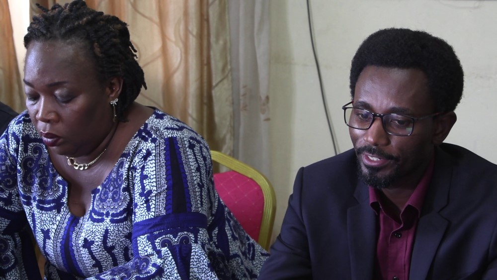 Maître Justin Bahirwe Mutabunga en séance de travail et de concertation